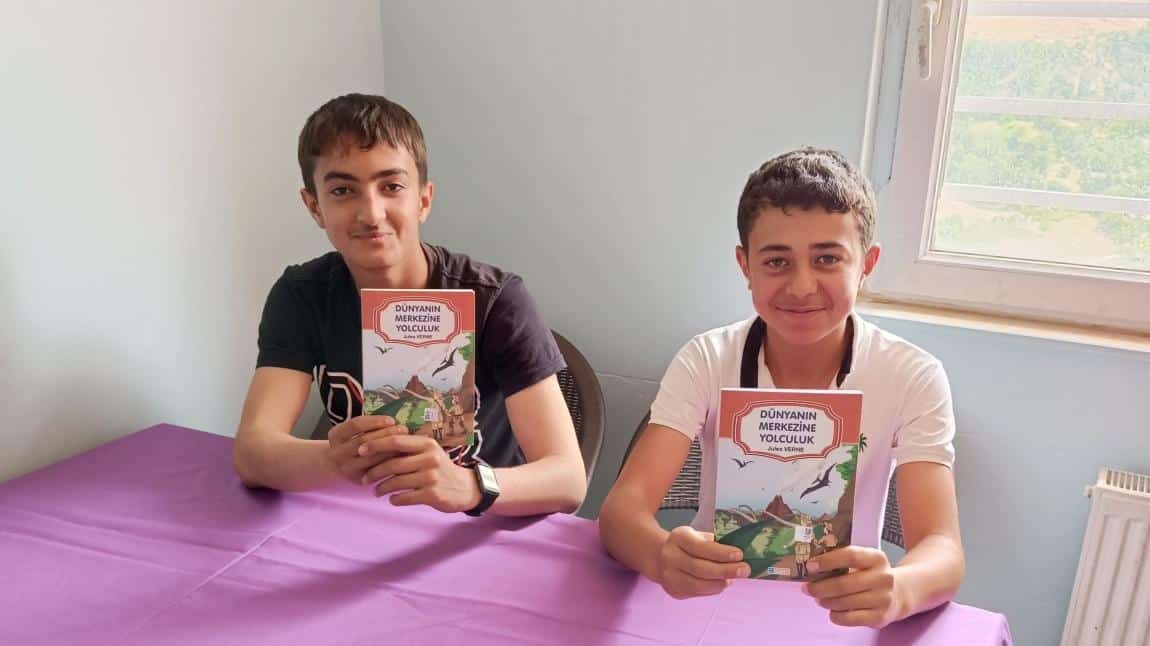 Okuma gruplarımızla yeni kütüphanemizde hem güzel vakit geçirdik hem de okuduklarımızı yorumladık.